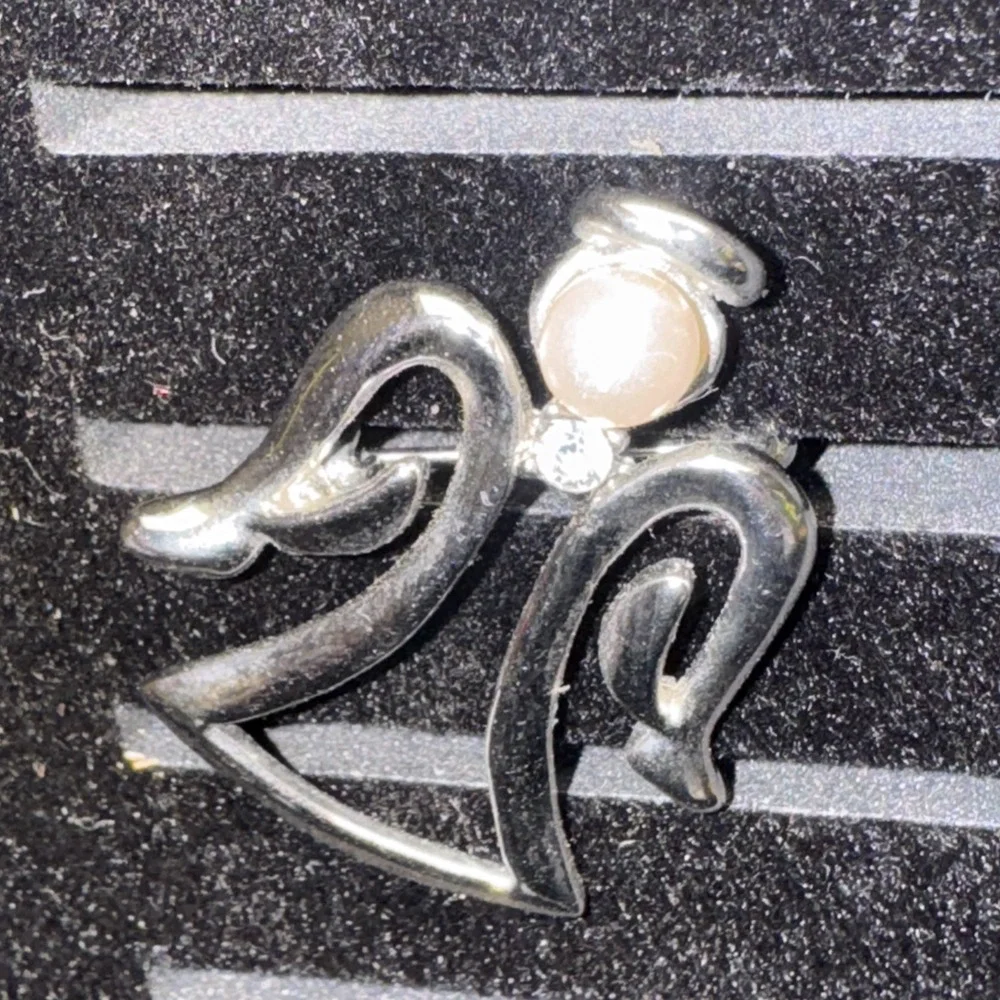 Guardian Angel Silver Tone Open Metal Wings‎ Faux Pearl Face w Halo Brooch Pin
